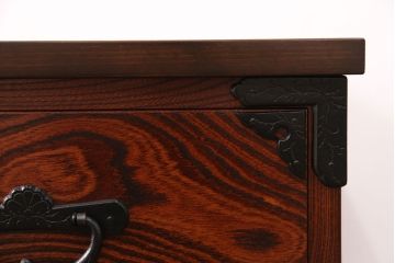 中古　黒い金具とくっきりとした杢目が存在感を放つ岩谷堂箪笥ローチェスト(ローボード、テレビ台)(R-050935)