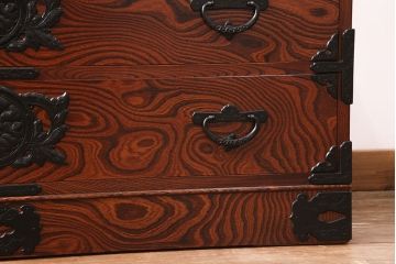中古　黒い金具とくっきりとした杢目が存在感を放つ岩谷堂箪笥ローチェスト(ローボード、テレビ台)(R-050935)