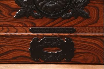 中古　黒い金具とくっきりとした杢目が存在感を放つ岩谷堂箪笥ローチェスト(ローボード、テレビ台)(R-050935)