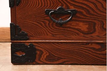 中古　黒い金具とくっきりとした杢目が存在感を放つ岩谷堂箪笥ローチェスト(ローボード、テレビ台)(R-050935)