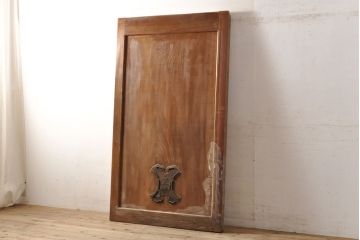 和製アンティーク　新潟産　総ケヤキ材一枚板　恵比寿天の金具が縁起の良い蔵戸(引き戸、建具、玄関戸)(R-050939)