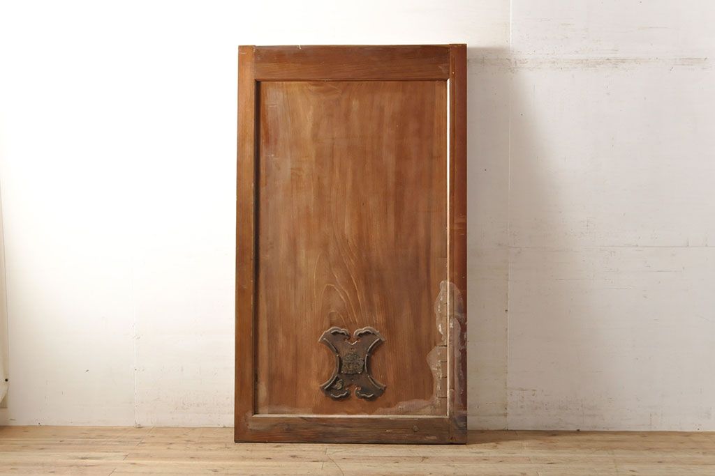 和製アンティーク　新潟産　総ケヤキ材一枚板　恵比寿天の金具が縁起の良い蔵戸(引き戸、建具、玄関戸)(R-050939)