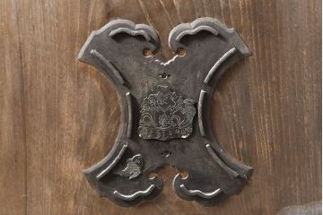 和製アンティーク　新潟産　総ケヤキ材一枚板　恵比寿天の金具が縁起の良い蔵戸(引き戸、建具、玄関戸)(R-050939)