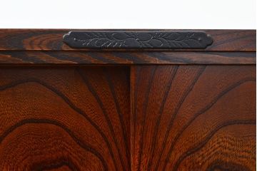 中古　美品　岩谷堂箪笥　菊幸作　ケヤキ材　左右対称の杢目が目を引くローボード(テレビボード、テレビ台、リビングボード)(R-050940)