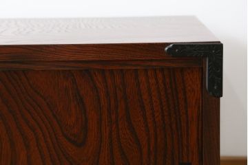 中古　美品　岩谷堂箪笥　菊幸作　ケヤキ材　左右対称の杢目が目を引くローボード(テレビボード、テレビ台、リビングボード、収納棚)(R-050941)