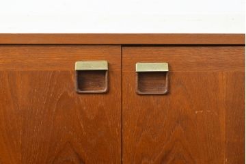 北欧ヴィンテージ　チーク材　スクエア型の引手がポイントの、ビンテージサイドボード(収納棚、戸棚、キャビネット)(R-050942)