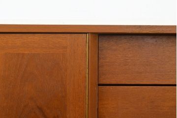 北欧ヴィンテージ　チーク材　スクエア型の引手がポイントの、ビンテージサイドボード(収納棚、戸棚、キャビネット)(R-050942)
