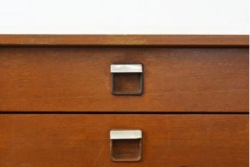 北欧ヴィンテージ　チーク材　スクエア型の引手がポイントの、ビンテージサイドボード(収納棚、戸棚、キャビネット)(R-050942)