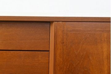 北欧ヴィンテージ　チーク材　スクエア型の引手がポイントの、ビンテージサイドボード(収納棚、戸棚、キャビネット)(R-050942)