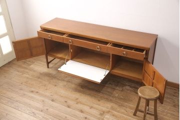 ヴィンテージ家具　イギリスビンテージ　Nathan(ネイサン)社　チーク材　スクエアのデザインがお洒落なサイドボード(収納棚、戸棚、キャビネット)(R-050944)