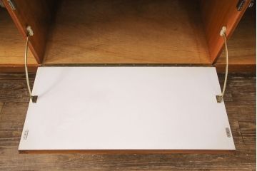 ヴィンテージ家具　イギリスビンテージ　Nathan(ネイサン)社　チーク材　スクエアのデザインがお洒落なサイドボード(収納棚、戸棚、キャビネット)(R-050944)