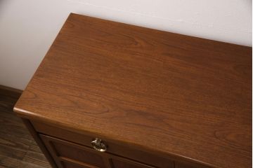 ヴィンテージ家具　イギリスビンテージ　Nathan(ネイサン)社　チーク材　スクエアのデザインがお洒落なサイドボード(収納棚、戸棚、キャビネット)(R-050944)