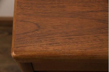 ヴィンテージ家具　イギリスビンテージ　Nathan(ネイサン)社　チーク材　スクエアのデザインがお洒落なサイドボード(収納棚、戸棚、キャビネット)(R-050944)