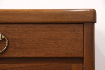 ヴィンテージ家具　イギリスビンテージ　Nathan(ネイサン)社　チーク材　スクエアのデザインがお洒落なサイドボード(収納棚、戸棚、キャビネット)(R-050944)