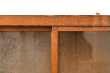 和製アンティーク　ヒノキ材　人気の薄型!ぽこっとした引き出しが可愛らしいガラス戸棚(収納棚、サイドボード、キャビネット)(R-050946)