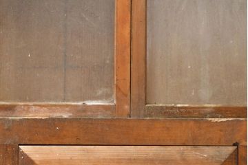 和製アンティーク　ヒノキ材　人気の薄型!ぽこっとした引き出しが可愛らしいガラス戸棚(収納棚、サイドボード、キャビネット)(R-050946)