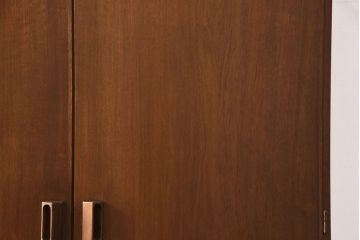 デンマークヴィンテージ　SOBORG MOBLER(ソボーモブラー)社　ボーエ・モーエンセン　チーク材・ローズウッド材　北欧家具らしいシンプルさが魅力のキャビネット(収納棚、戸棚、ビンテージ)(R-050947)