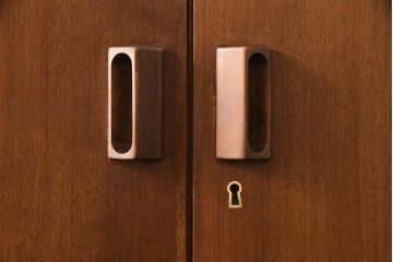 デンマークヴィンテージ　SOBORG MOBLER(ソボーモブラー)社　ボーエ・モーエンセン　チーク材・ローズウッド材　北欧家具らしいシンプルさが魅力のキャビネット(収納棚、戸棚、ビンテージ)(R-050947)