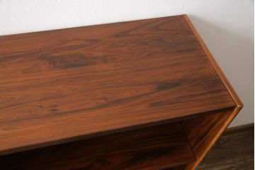 デンマークヴィンテージ　赤みがかったローズウッド材の木肌が美しいシンプルなシェルフ(棚、収納棚、本棚、ビンテージ)(R-050950)