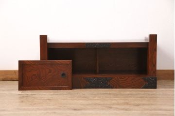中古　美品　国産民芸家具　黒い金具と力強い杢目が堂々とした存在感を放つ置き床(ローボード、テレビ台)(R-050954)