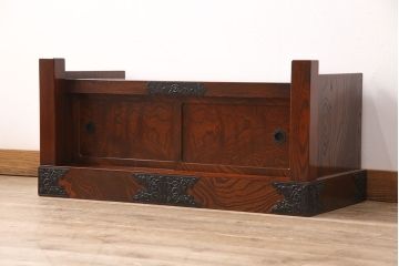 中古　美品　国産民芸家具　黒い金具と力強い杢目が堂々とした存在感を放つ置き床(ローボード、テレビ台)(R-050954)