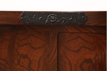 中古　美品　国産民芸家具　黒い金具と力強い杢目が堂々とした存在感を放つ置き床(ローボード、テレビ台)(R-050954)