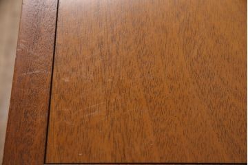 中古　超美品　マホガニー材　DREXEL HERITAGE(ドレクセルヘリテイジ)　Triune(トライユン)　上品な佇まいが魅力のナイトテーブル(サイドテーブル、収納棚、キャビネット)(R-050956)