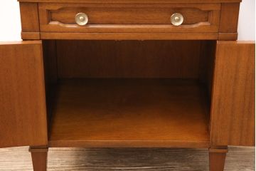中古　超美品　マホガニー材　DREXEL HERITAGE(ドレクセルヘリテイジ)　Triune(トライユン)　上品な佇まいが魅力のナイトテーブル(サイドテーブル、収納棚、キャビネット)(R-050956)