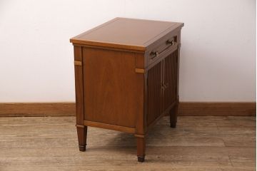 中古　超美品　マホガニー材　DREXEL HERITAGE(ドレクセルヘリテイジ)　Triune(トライユン)　上品な佇まいが魅力のナイトテーブル(サイドテーブル、収納棚、キャビネット)(R-050956)