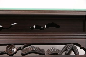 中古　美品　唐木　黒檀材　松や梅の彫刻と美しい杢目が上品さを漂わせる花台(飾り台、ディスプレイ台)(R-050958)