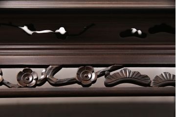 中古　美品　唐木　黒檀材　松や梅の彫刻と美しい杢目が上品さを漂わせる花台(飾り台、ディスプレイ台)(R-050958)