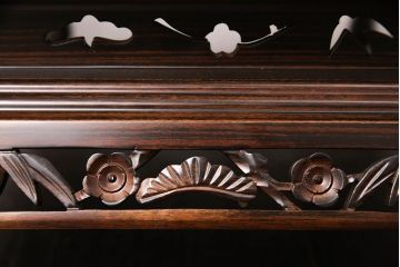 中古　美品　唐木　黒檀材　松や梅の彫刻と美しい杢目が上品さを漂わせる花台(飾り台、ディスプレイ台)(R-050958)