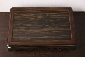 中古　美品　唐木　黒檀材　松や梅の彫刻と美しい杢目が上品さを漂わせる花台(飾り台、ディスプレイ台)(R-050958)