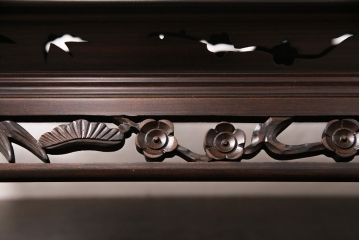 中古　美品　唐木　黒檀材　松や梅の彫刻と美しい杢目が上品さを漂わせる花台(飾り台、ディスプレイ台)(R-050958)