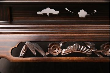 中古　美品　唐木　黒檀材　松や梅の彫刻と美しい杢目が上品さを漂わせる花台(飾り台、ディスプレイ台)(R-050958)