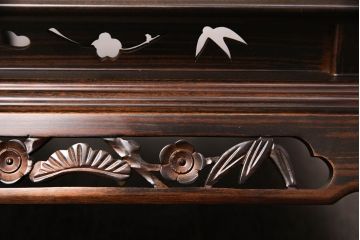 中古　美品　唐木　黒檀材　松や梅の彫刻と美しい杢目が上品さを漂わせる花台(飾り台、ディスプレイ台)(R-050958)