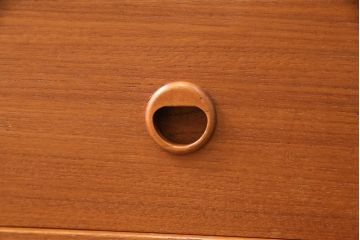 北欧ヴィンテージ　デンマーク家具　チーク材　空間に取り入れやすい小ぶりなサイズのサイドチェスト(サイドボード、引き出し)(R-050962)