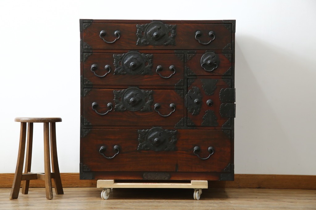 和製アンティーク　前面ケヤキ材　お部屋に取り入れやすい幅狭のサイズが魅力的な仙台箪笥　(R-050963)