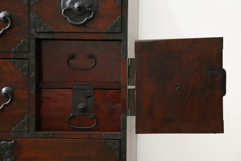 和製アンティーク　前面ケヤキ材　お部屋に取り入れやすい幅狭のサイズが魅力的な仙台箪笥　(R-050963)