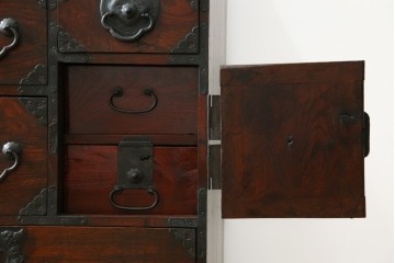 和製アンティーク　前面ケヤキ材　お部屋に取り入れやすい幅狭のサイズが魅力的な仙台箪笥　(R-050963)