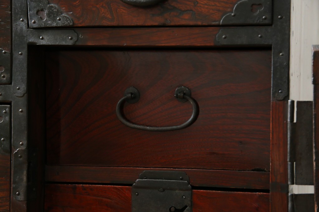 和製アンティーク　前面ケヤキ材　お部屋に取り入れやすい幅狭のサイズが魅力的な仙台箪笥　(R-050963)