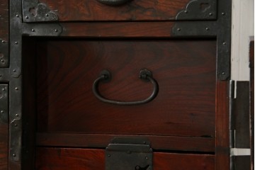 和製アンティーク　前面ケヤキ材　お部屋に取り入れやすい幅狭のサイズが魅力的な仙台箪笥　(R-050963)