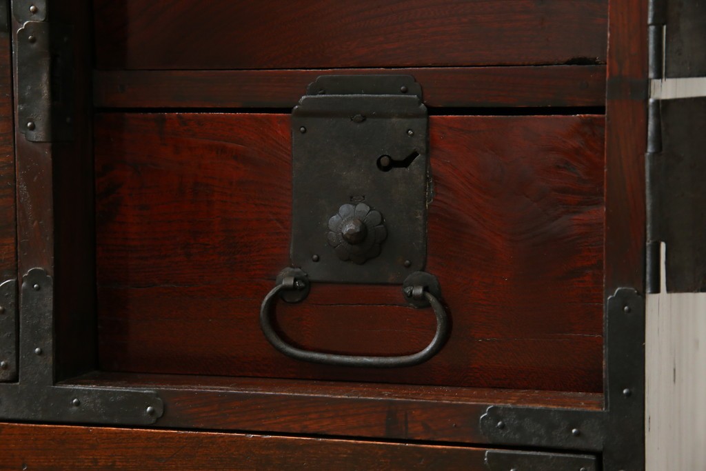 和製アンティーク　前面ケヤキ材　お部屋に取り入れやすい幅狭のサイズが魅力的な仙台箪笥　(R-050963)