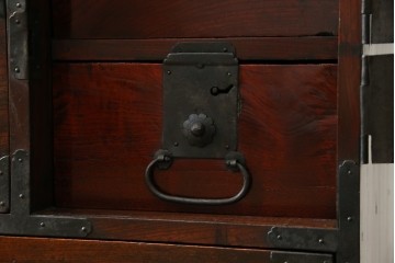 和製アンティーク　前面ケヤキ材　お部屋に取り入れやすい幅狭のサイズが魅力的な仙台箪笥　(R-050963)