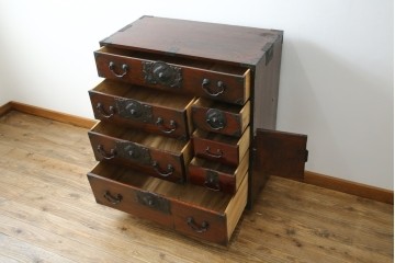 和製アンティーク　前面ケヤキ材　お部屋に取り入れやすい幅狭のサイズが魅力的な仙台箪笥　(R-050963)