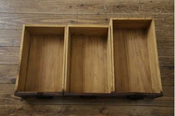 和製アンティーク　前面ケヤキ材　お部屋に取り入れやすい幅狭のサイズが魅力的な仙台箪笥　(R-050963)