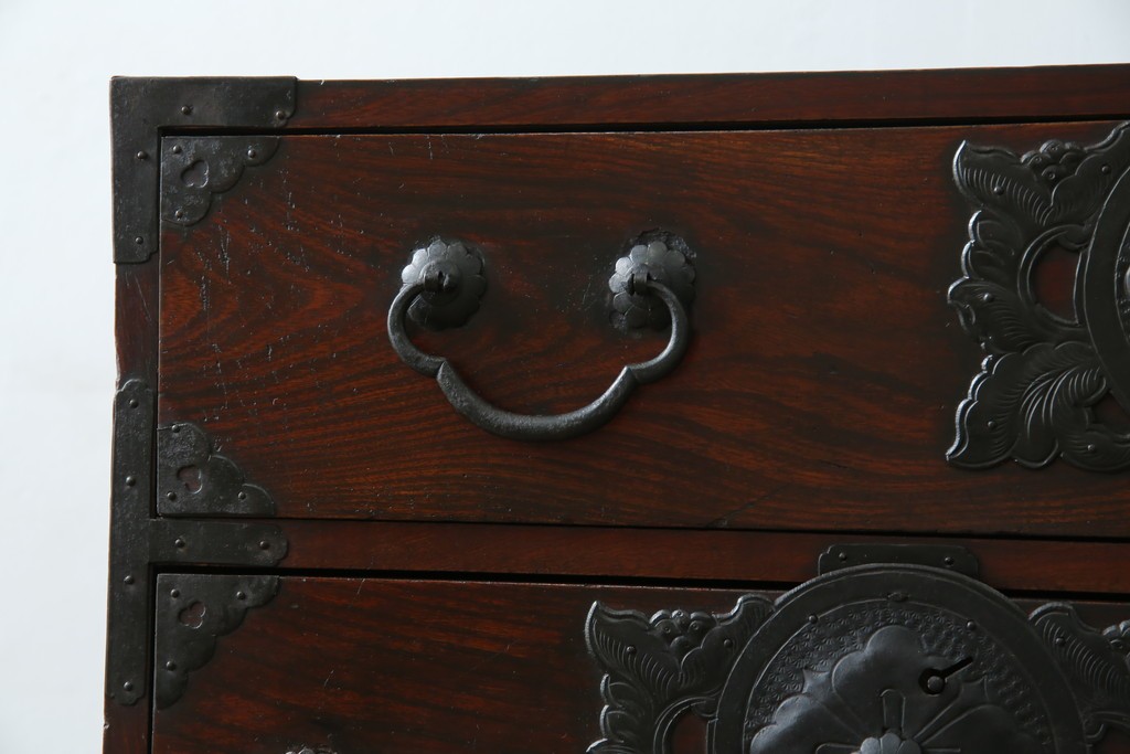 和製アンティーク　前面ケヤキ材　お部屋に取り入れやすい幅狭のサイズが魅力的な仙台箪笥　(R-050963)