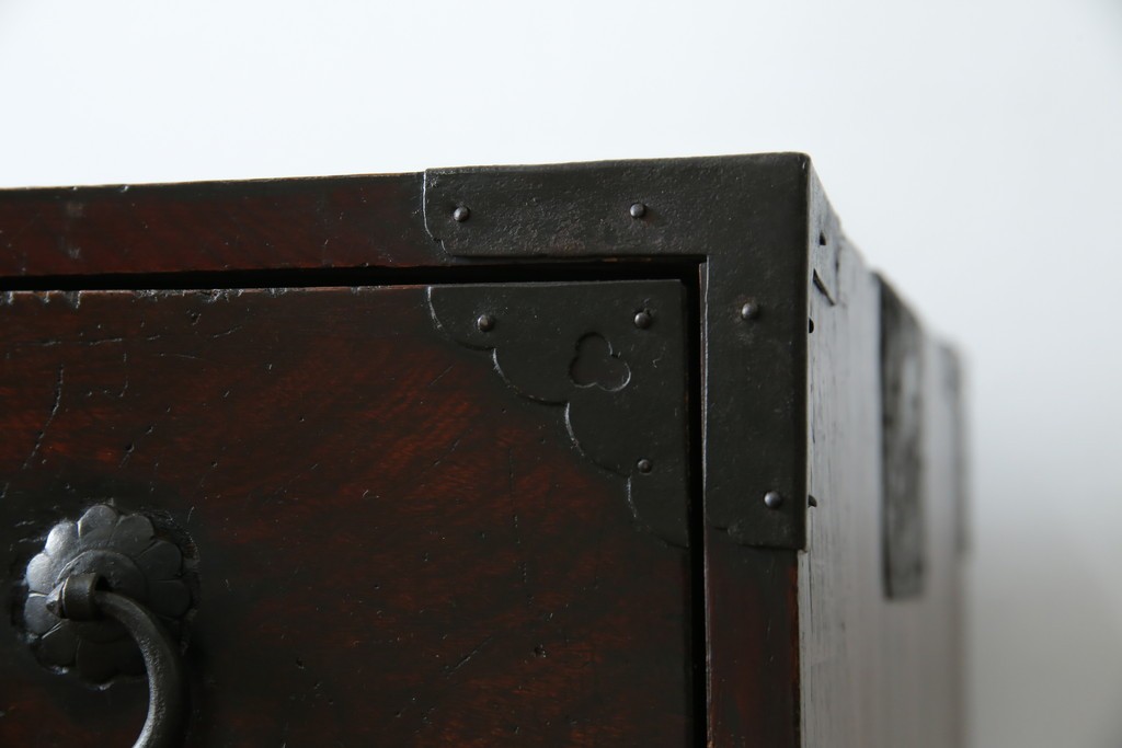 和製アンティーク　前面ケヤキ材　お部屋に取り入れやすい幅狭のサイズが魅力的な仙台箪笥　(R-050963)