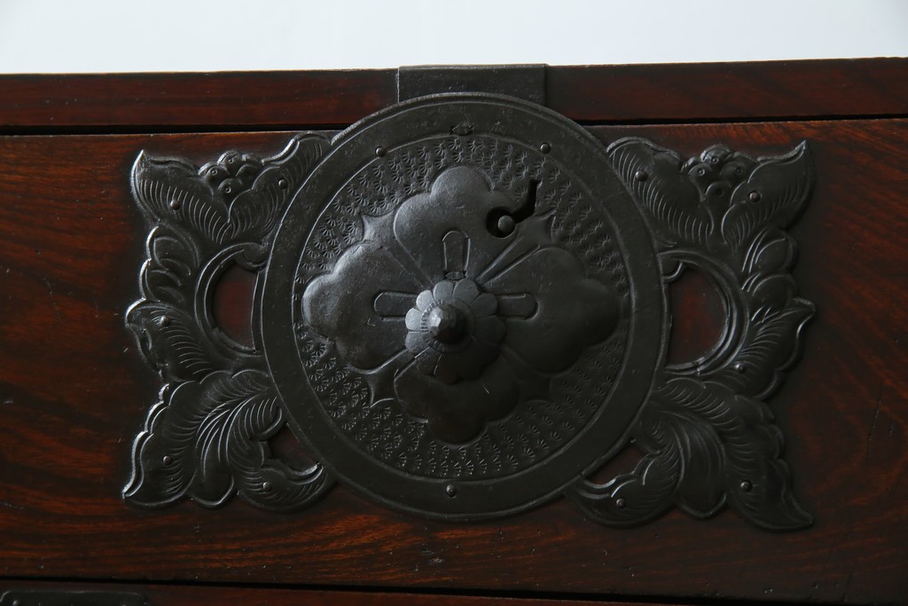 和製アンティーク　前面ケヤキ材　お部屋に取り入れやすい幅狭のサイズが魅力的な仙台箪笥　(R-050963)