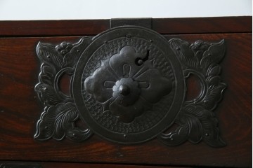 和製アンティーク　前面ケヤキ材　お部屋に取り入れやすい幅狭のサイズが魅力的な仙台箪笥　(R-050963)